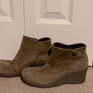 Keen Akita brown wedge heel ankle boots, size 7.5